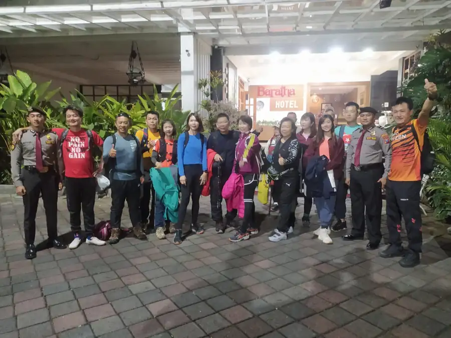 Preview: Pre-ascent lineup at Baratha Hotel with Tourist Police support.