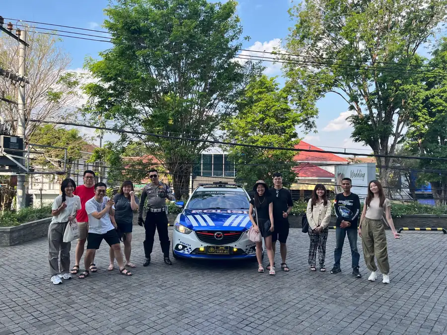 Preview: Traffic Police escorted arrival at the hotel in Bondowoso group photo with the patrol car.